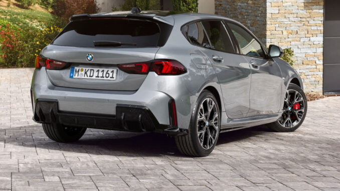 Ein 1er BMW steht 2024 vor einer Garageneinfahrt.