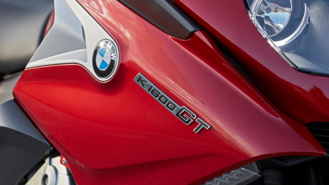 BMW K 1600 GT (10/2016), Detailaufnahme einer roten Maschine mit Logo und Modellschriftzug