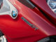 BMW K 1600 GT (10/2016), Detailaufnahme einer roten Maschine mit Logo und Modellschriftzug