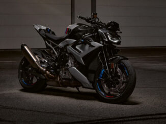 Studioaufnahme einer silbernen BMW M 1000 R (10/2024).