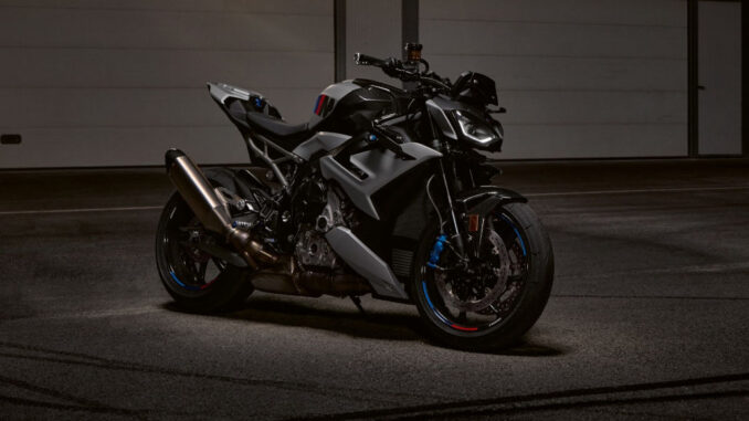 Studioaufnahme einer silbernen BMW M 1000 R (10/2024).