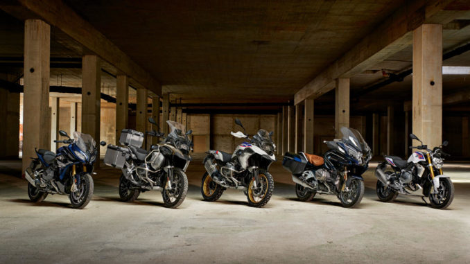 BMW Motorrad R 1250 Familie (11/2018) aufgenommen in einer Lagerhalle.