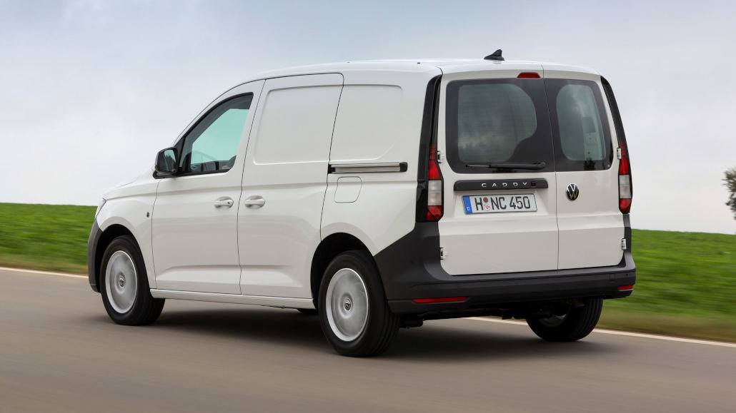 Ein weißer VW Caddy Caddy in der Variante als Stadtlieferwagen Cargo fährt 2021 über eine Landstraße.