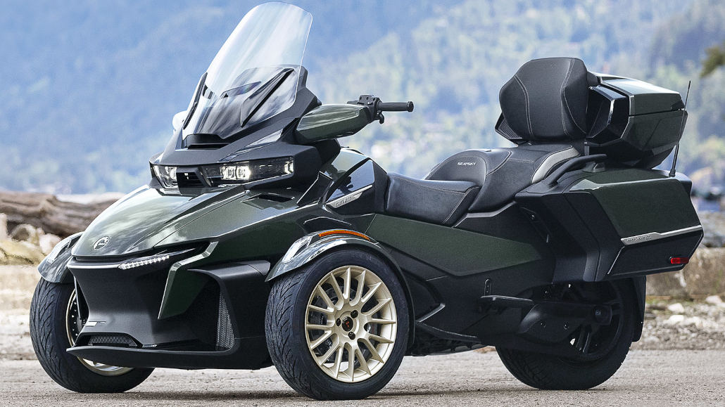 Ein grüner Can-Am Spyder RT des Modelljahres 2023 steht in einem kanadischen Nationalpark.