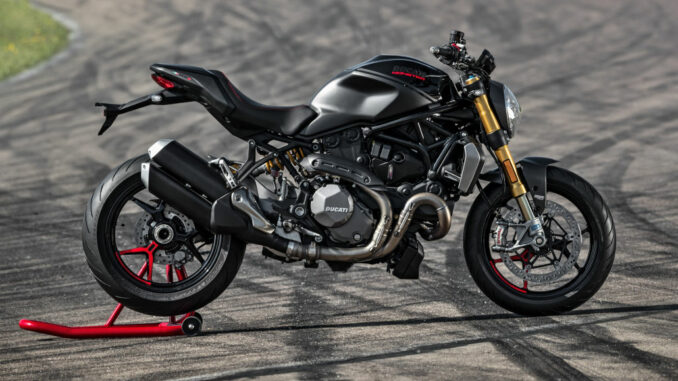 Eine schwarze Ducati Monster 1200S steht 2020 auf einer Rennstrecke.