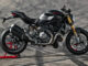 Eine schwarze Ducati Monster 1200S steht 2020 auf einer Rennstrecke.
