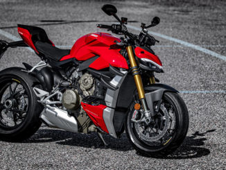 Eine rote Ducati Streetfighter 4S steht 2020 auf einem Parkplatz.