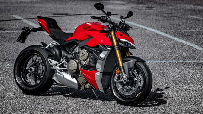 Eine rote Ducati Streetfighter 4S steht 2020 auf einem Parkplatz.