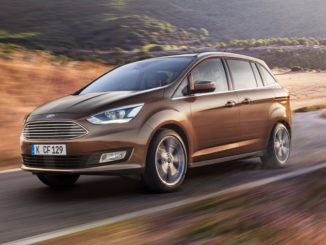 Ein brauner Ford C-Max fährt durch eine Steppenlandschaft.