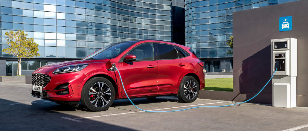 Ein roter Fod Kuga steht 2019 an einer Ladesäule.