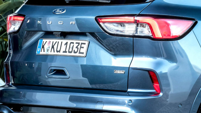 Großaufnahme des Hecks eines blauen Ford Kuga PHEV, aufgenommen 2020.