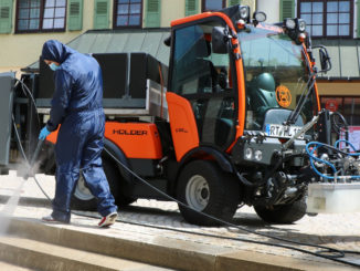 Ein Kommunalfahrzeug von Holder der C-Reihe (WRS200) beim Reinigungseinsatz in Reutlingen.