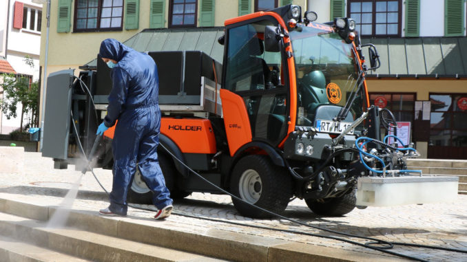 Ein Kommunalfahrzeug von Holder der C-Reihe (WRS200) beim Reinigungseinsatz in Reutlingen.