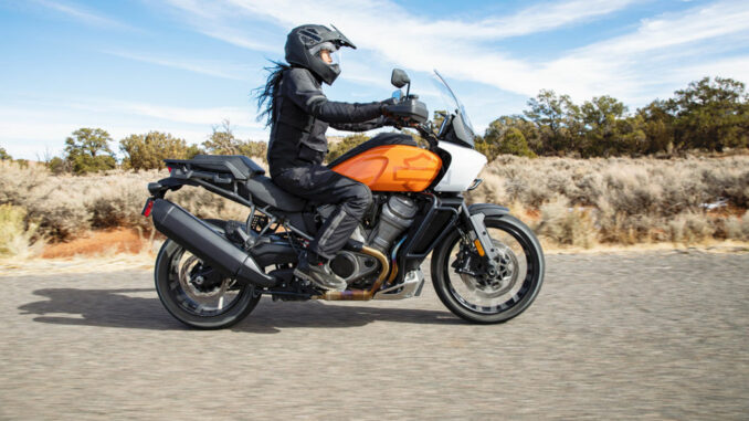Eine Harley-Davidson Pan America fährt 2021 durch die Steppe.