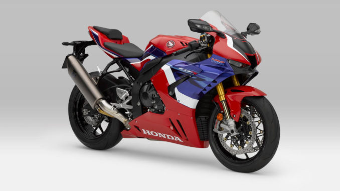 Studioaufnahme einer rot-blauen HONDA CBR1000RR-R (Fireblade) des Modelljahres 2020.