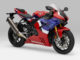 Studioaufnahme einer rot-blauen HONDA CBR1000RR-R (Fireblade) des Modelljahres 2020.