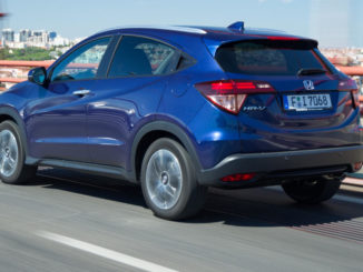 Ein blauer Honda HR-V fährt 2015 über eine Hängebrücke.