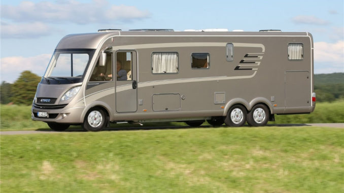 Ein silbernes Reismobil Hymer B-Klasse SupremeLine steht 2017 auf einer Wiese.