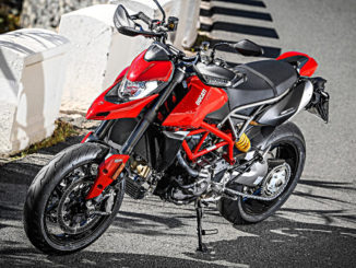 Eine rote Ducati Hypermotard 950 steht 2018 auf einer Landstraße