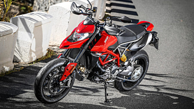 Eine rote Ducati Hypermotard 950 steht 2018 auf einer Landstraße