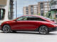 Ein roter Hyundai Ioniq6 steht an einem Binnenhafen.