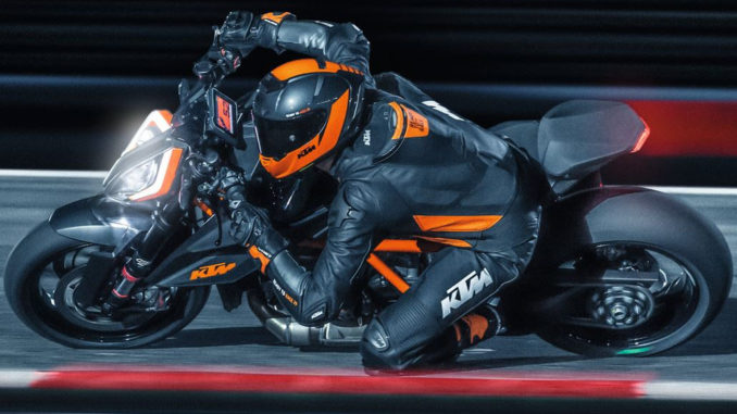 Der Fahrer einer KTM KTM 1290 SUPER DUKE Rdes Modelljahres 2020 legt sich in die Kurve.