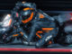 Der Fahrer einer KTM KTM 1290 SUPER DUKE Rdes Modelljahres 2020 legt sich in die Kurve.