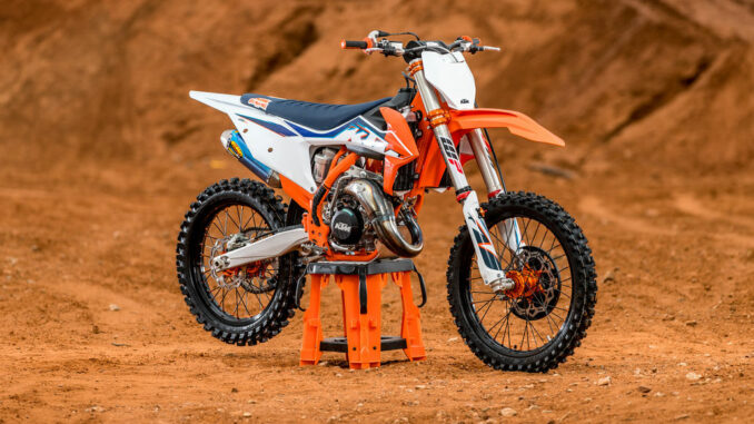 Eine KTM 125 SX steht 2022 im Gelände.