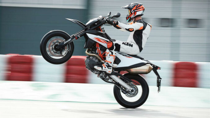 Eine KTM 690 SMC R des Modelljahres 2019 fährt auf einem Rad.