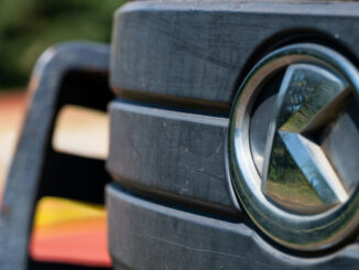 Nahaufnahme eines Kubota-Logos an einem Fahrzeug.