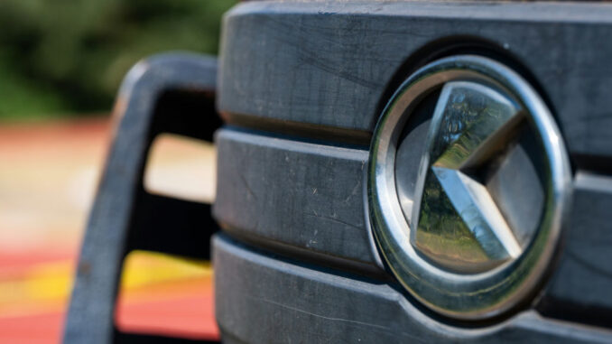 Kubota_Logo Nahaufnahme eines Kubota-Logos an einem Fahrzeug.