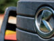 Nahaufnahme eines Kubota-Logos an einem Fahrzeug.
