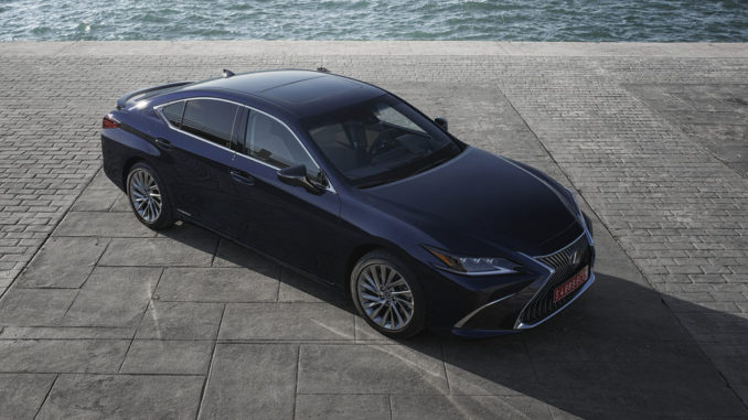 Ein blauer Lexus ES steht 2018 auf einer Hafenmole.