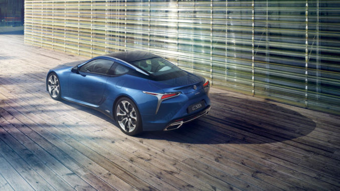 Ein blauer Lexus LC 500h steht 2017 auf einem Holzsteg.