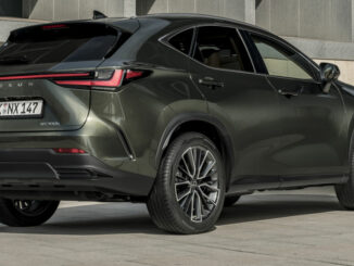 Ein dunkelgrüner Lexus NX 350h steht 2021 vor einer Betonfassade.