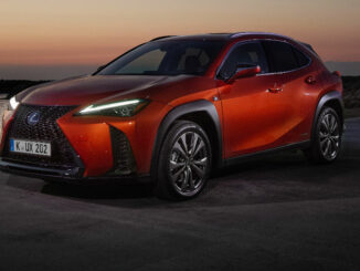 Ein roter Lexus UX steht 2019 in der Abenddämmerung.