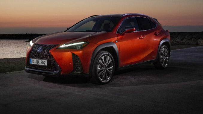 Ein roter Lexus UX steht 2019 in der Abenddämmerung.