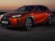 Ein roter Lexus UX steht 2019 in der Abenddämmerung.