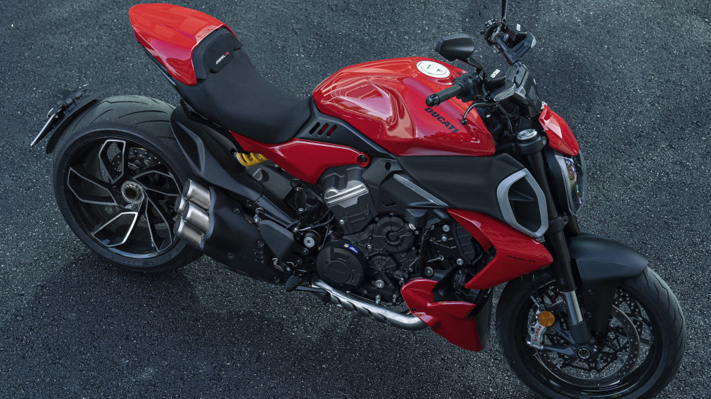 Eine rote Ducati Diavel V4 des Modelljahres 2023 von oben fotografiert.