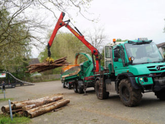 Baumstämme mit bis zu 65 cm Durchmesser werden hier zu Kleinholz gemacht, als wären es Mikadostäbchen. Sascha Voß sitzt dazu im Führerstand seines Krans, der auf seinem Unimog U 530 montiert ist.