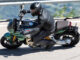 Kurvenfahrt einer grünen Moto Guzzi V100 Mandello, aufgenommen 2022.