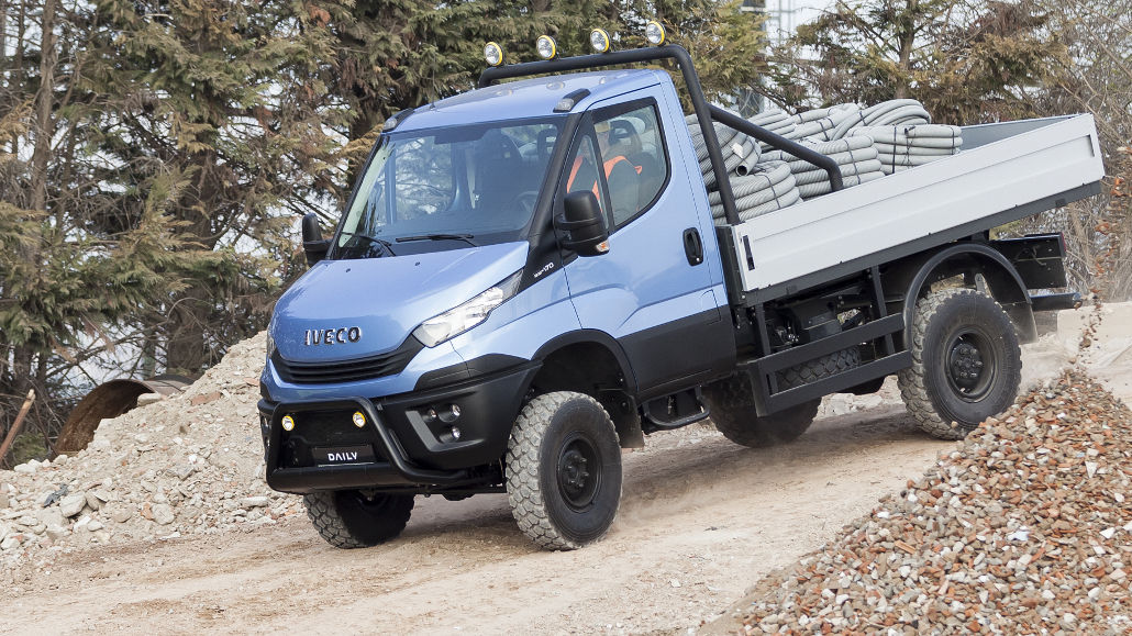 Ein blauer Iveco Daily 4x4 fährt auf eine Baustelle.