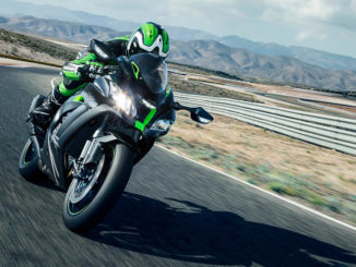 Eine schwarze Kawasaki Ninja ZX-10R SE ist 2018 auf einer Rennstrecke unterwegs.