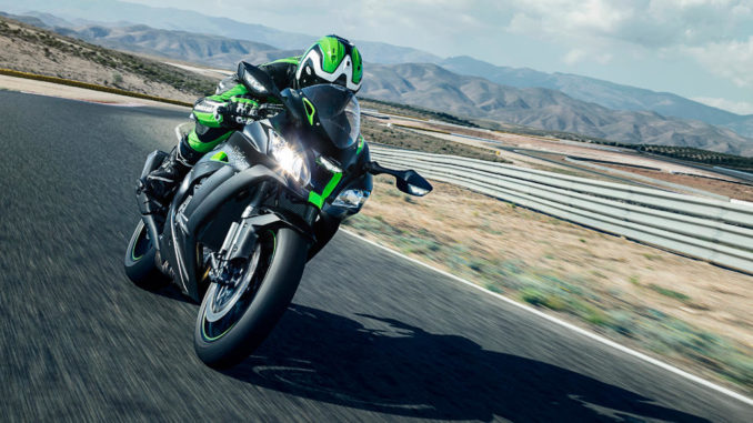 Eine schwarze Kawasaki Ninja ZX-10R SE ist 2018 auf einer Rennstrecke unterwegs.