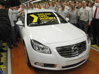 Im festlichen Rahmen rollt im April 2012 der 500.000. Opel Insignia von der Fertigungslinie im Stammwerk Rüsselsheim. Beim Jubiläumsmodell handelt es sich um einen weißen Insignia Sports Tourer 2.0 BiTurbo CDTI mit 143 kW/195 PS und 400 Newtonmeter maximalem Drehmoment.