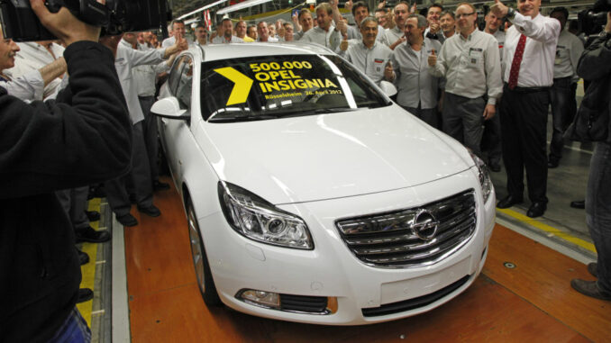 Im festlichen Rahmen rollt im April 2012 der 500.000. Opel Insignia von der Fertigungslinie im Stammwerk Rüsselsheim. Beim Jubiläumsmodell handelt es sich um einen weißen Insignia Sports Tourer 2.0 BiTurbo CDTI mit 143 kW/195 PS und 400 Newtonmeter maximalem Drehmoment.