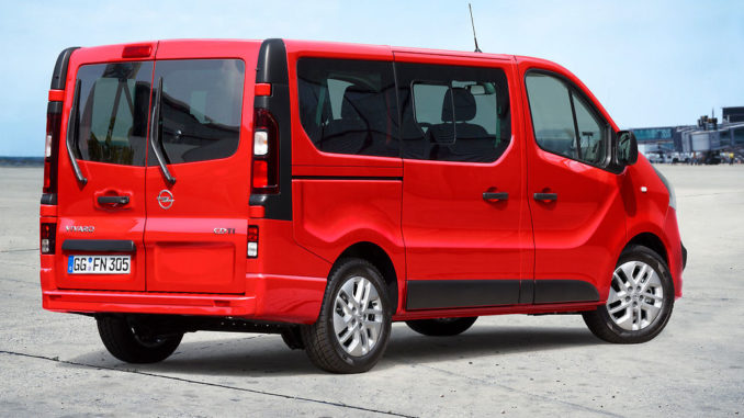 Ein roter Opel Vivaro B Combi steht 2014 auf einer asphaltierten Fläche.