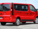 Ein roter Opel Vivaro B Combi steht 2014 auf einer asphaltierten Fläche.