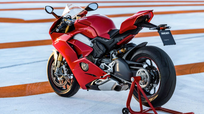 Eine rote Ducati Panigale V4 S steht 2018 auf der Rennstrecke von Valencia.