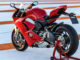 Eine rote Ducati Panigale V4 S steht 2018 auf der Rennstrecke von Valencia.